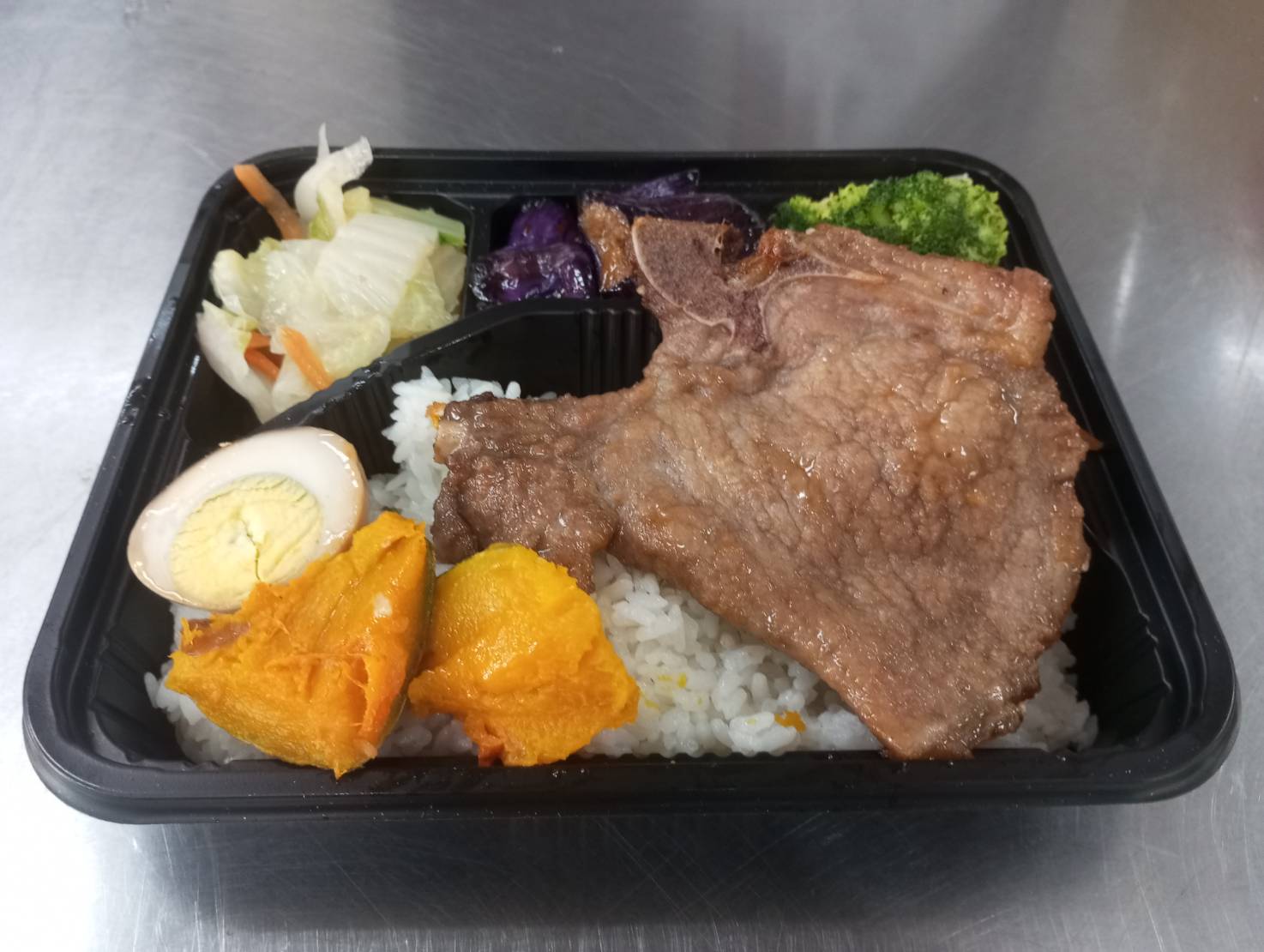 魯排骨便當  100元